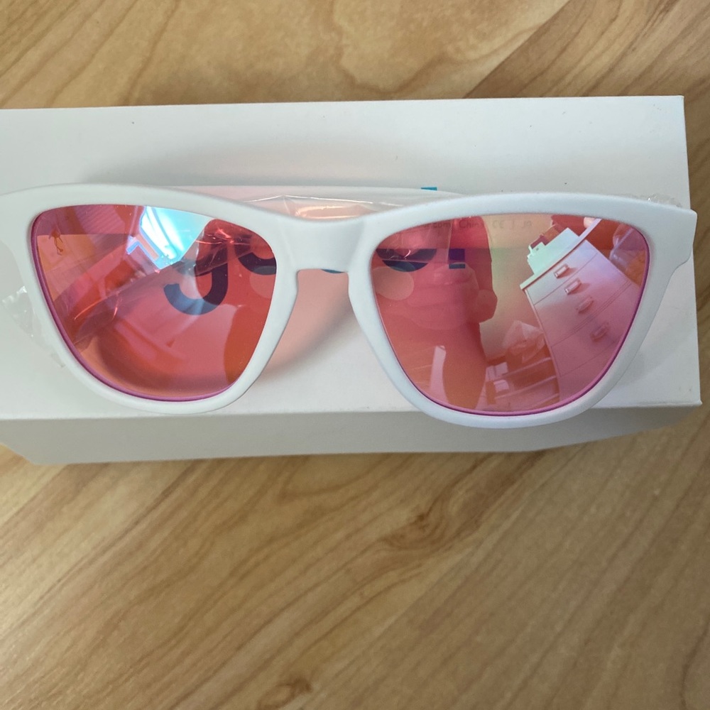 GOODR Au Revoir Polarized white sunglasses- New in box